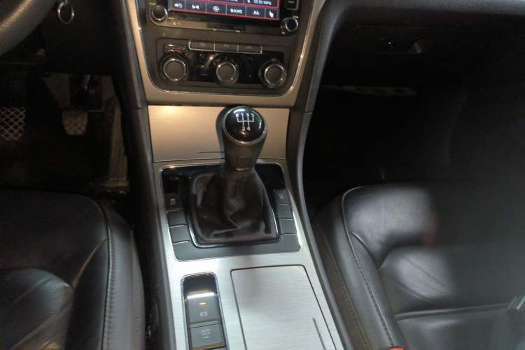 Used Volkswagen Passat 2014 1.4TSI Manual Luxury Edition Gear Lever
