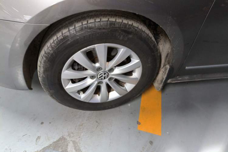 Used Volkswagen Passat 2014 1.4TSI Manual Luxury Edition Left Front Wheel Hub