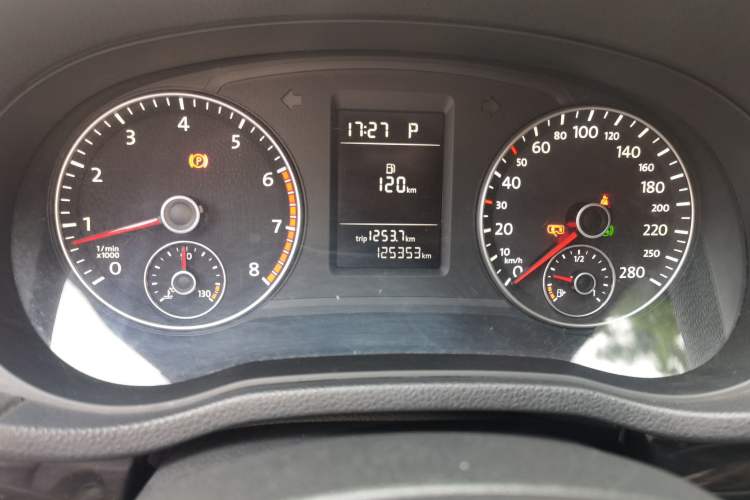 Used Volkswagen Passat 2014 1.8TSI DSG Luxury Edition Odometer Close Up