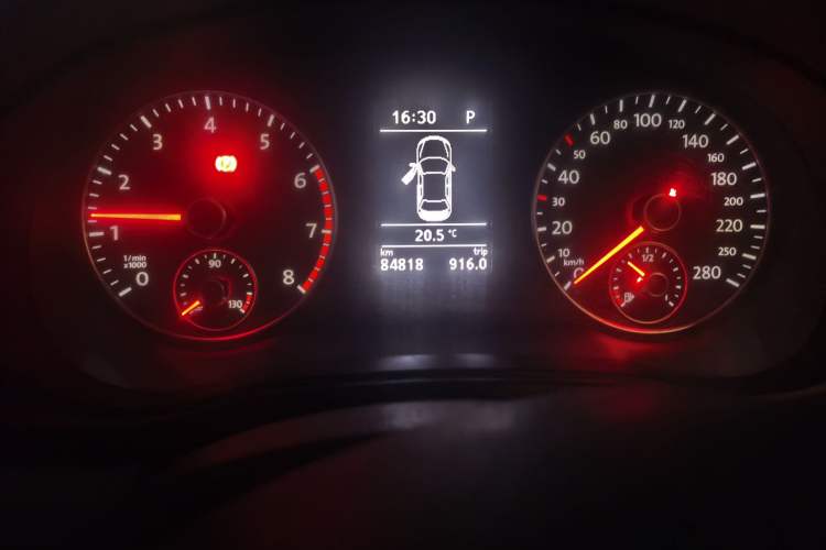 Used Volkswagen Passat 2014 1.8TSI DSG Prestige Edition Odometer Close Up