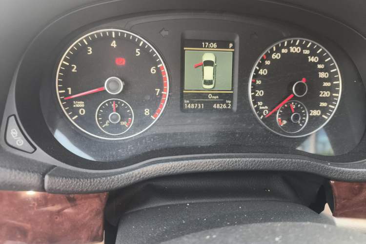 Used Volkswagen Passat 2014 1.8TSI DSG Prestige Edition Odometer Close Up