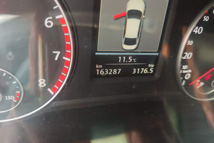Used Volkswagen Passat 2014 1.8TSI DSG Prestige Navigation Edition Odometer Close Up