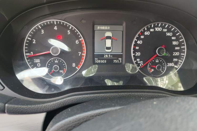 Used Volkswagen Passat 2014 1.8TSI DSG Prestige Edition Odometer Close Up