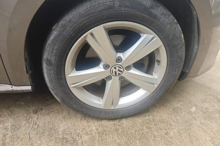 Used Volkswagen Passat 2014 1.8TSI DSG Prestige Edition Right Front Wheel Hub