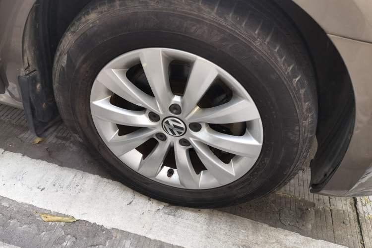 Used Volkswagen Passat 2014 1.8TSI DSG Luxury Edition Right Front Wheel Hub