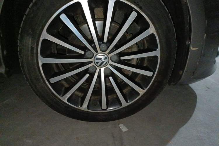 Used Volkswagen Passat 2014 1.8TSI DSG Prestige Edition Right Front Wheel Hub