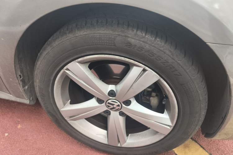 Used Volkswagen Passat 2014 1.8TSI DSG Prestige Edition Right Front Wheel Hub