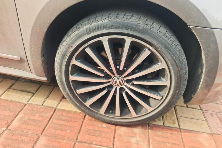 Used Volkswagen Passat 2014 1.8TSI DSG Prestige Navigation Edition Right Front Wheel Hub
