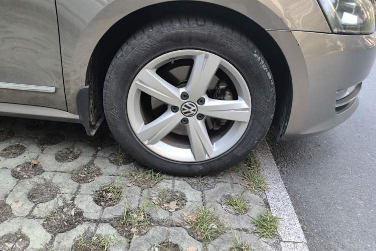 Used Volkswagen Passat 2014 1.8TSI DSG Prestige Edition Right Front Wheel Hub
