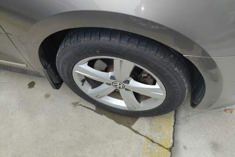 Used Volkswagen Passat 2014 1.8TSI DSG Prestige Edition Right Front Wheel Hub