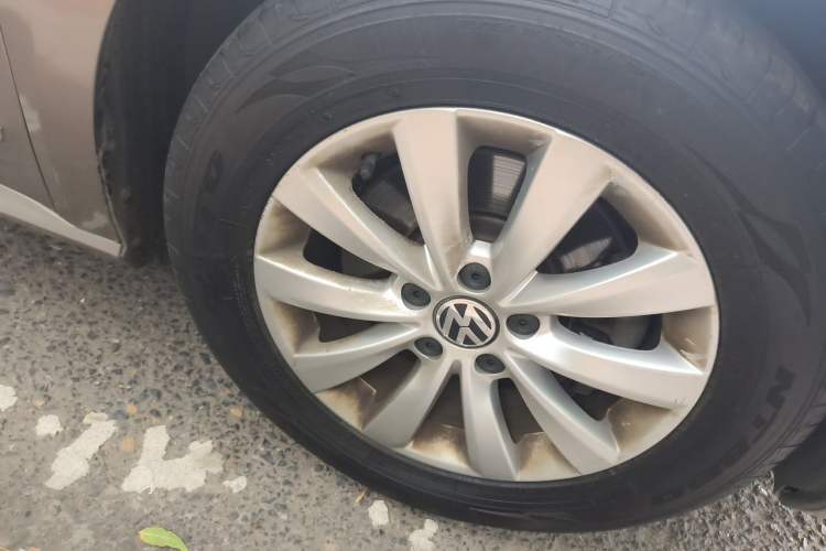 Used Volkswagen Passat 2014 1.8TSI DSG Prestige Navigation Edition Right Front Wheel Hub