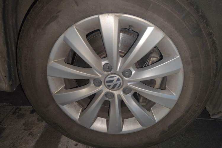 Used Volkswagen Passat 2014 1.8TSI DSG Prestige Edition Right Front Wheel Hub