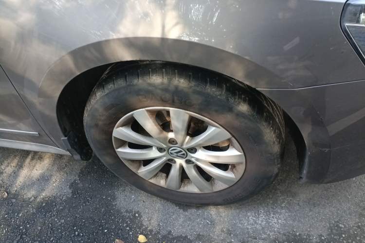 Used Volkswagen Passat 2014 1.4TSI Manual Luxury Edition Right Front Wheel Hub