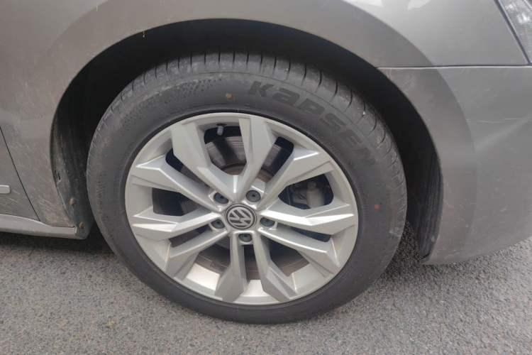 Used Volkswagen Passat 2014 1.8TSI DSG Prestige Edition Right Front Wheel Hub