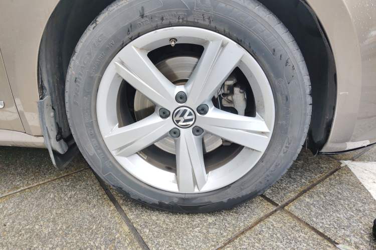 Used Volkswagen Passat 2014 1.8TSI DSG Prestige Edition Right Front Wheel Hub