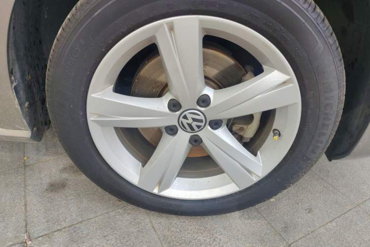 Used Volkswagen Passat 2014 1.8TSI DSG Prestige Edition Right Front Wheel Hub