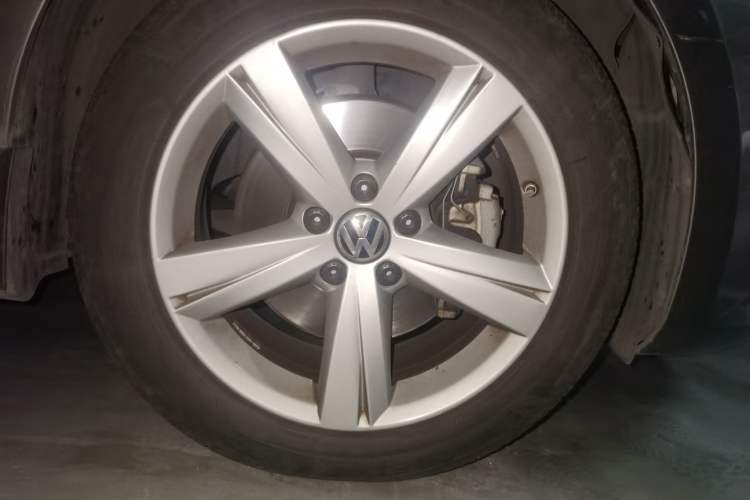 Used Volkswagen Passat 2014 1.8TSI DSG Prestige Edition Right Front Wheel Hub