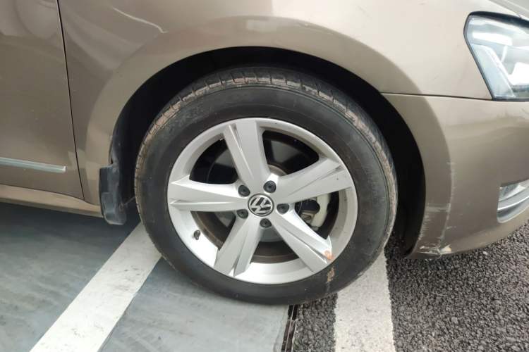 Used Volkswagen Passat 2014 2.0 TSI DSG Prestige Edition Right Front Wheel Hub
