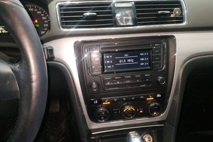 Used Volkswagen Passat 2014 1.8TSI DSG Prestige Edition Audio And AC Panel