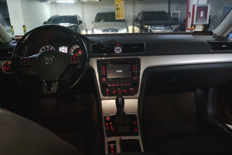 Used Volkswagen Passat 2014 1.8TSI DSG Prestige Navigation Edition Center Console