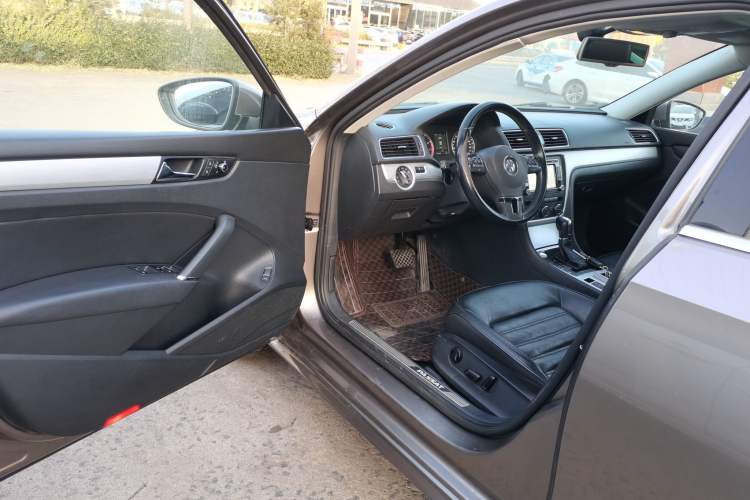 Used Volkswagen Passat 2014 1.8TSI DSG Prestige Navigation Edition Driver Seat
