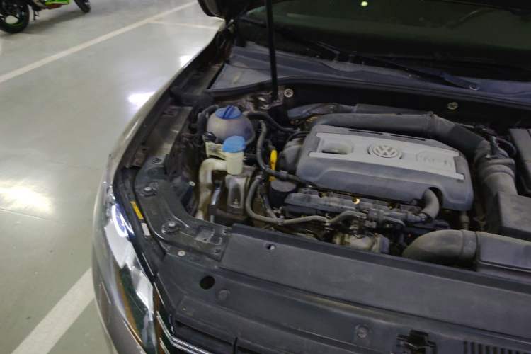 Used Volkswagen Passat 2014 1.8TSI DSG Prestige Navigation Edition Engine Bay Right