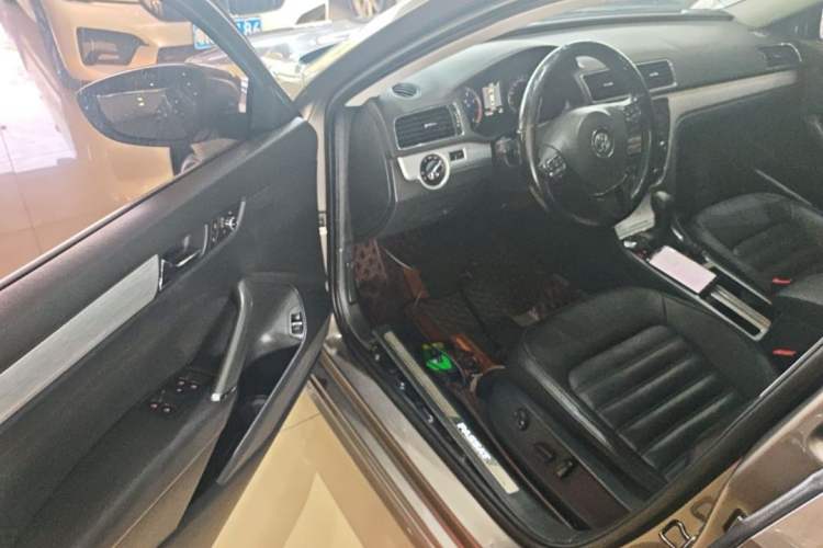 Used Volkswagen Passat 2014 2.0 TSI DSG Prestige Edition Interior 2