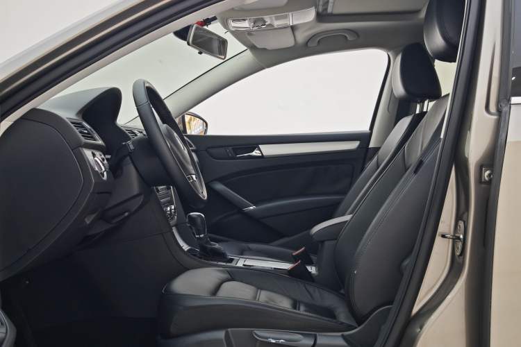 Used Volkswagen Passat 2014 1.8TSI DSG Prestige Edition Interior 2