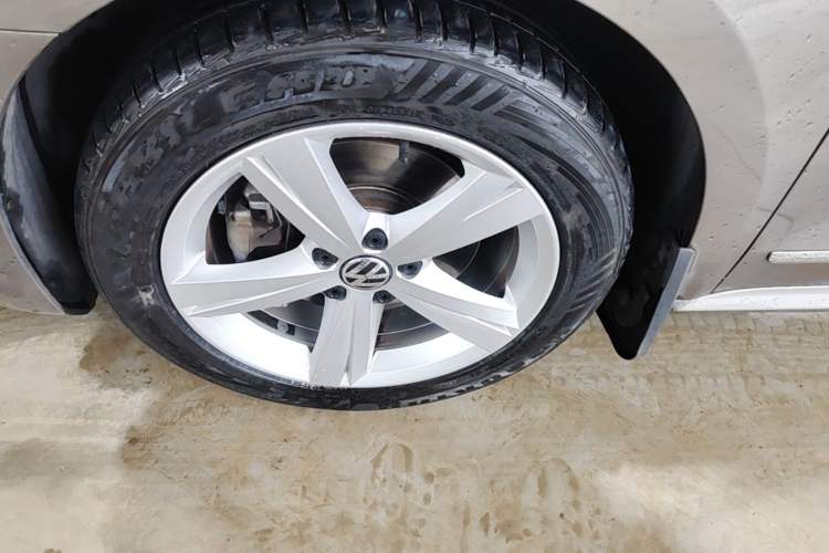 Used Volkswagen Passat 2014 1.8TSI DSG Prestige Edition Left Front Wheel Hub