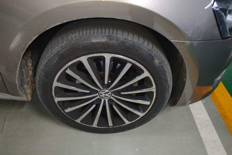 Used Volkswagen Passat 2014 1.8TSI DSG Prestige Navigation Edition Right Front Wheel Hub