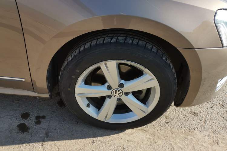 Used Volkswagen Passat 2014 1.8TSI DSG Prestige Edition Right Front Wheel Hub