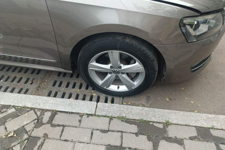 Used Volkswagen Passat 2014 1.8TSI DSG Prestige Edition Right Front Wheel Hub