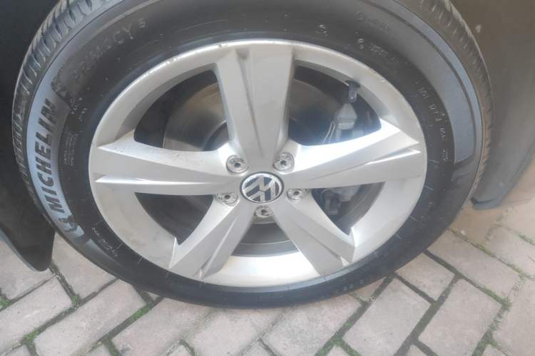 Used Volkswagen Passat 2014 1.8TSI DSG Prestige Edition Right Front Wheel Hub
