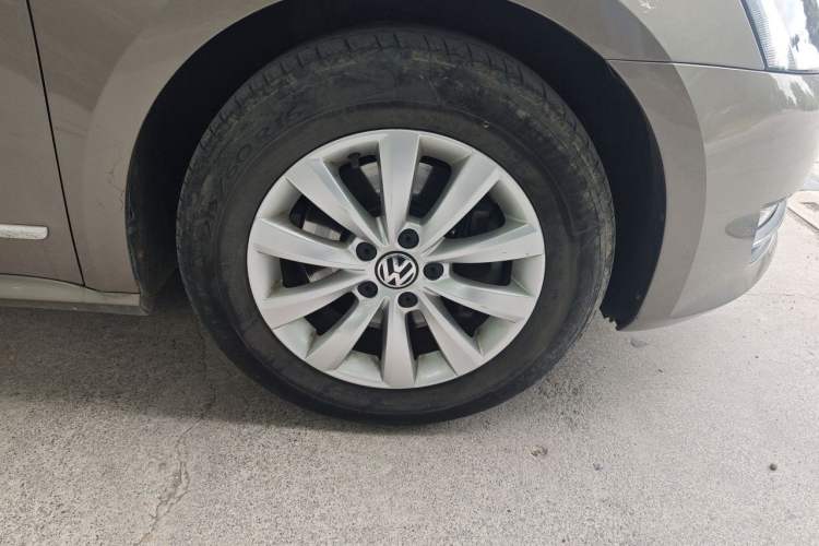Used Volkswagen Passat 2014 1.4TSI Manual Prestige Edition Right Front Wheel Hub