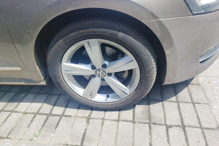 Used Volkswagen Passat 2014 1.8TSI DSG Prestige Edition Right Front Wheel Hub