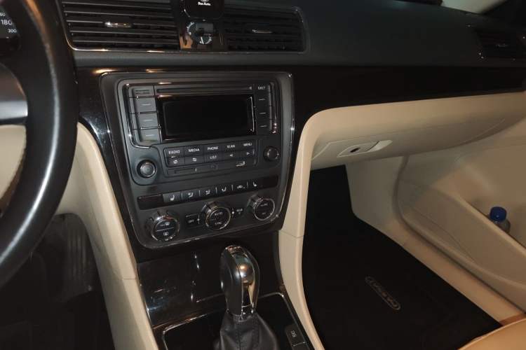 Used Volkswagen Passat 2014 1.8TSI DSG Prestige Edition Audio And AC Panel