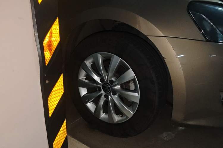 Used Volkswagen Passat 2014 1.8TSI DSG Prestige Edition Right Front Wheel Hub