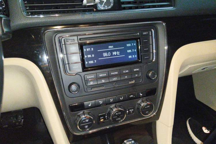 Used Volkswagen Passat 2014 1.8TSI Automatic Prestige Edition Audio And AC Panel