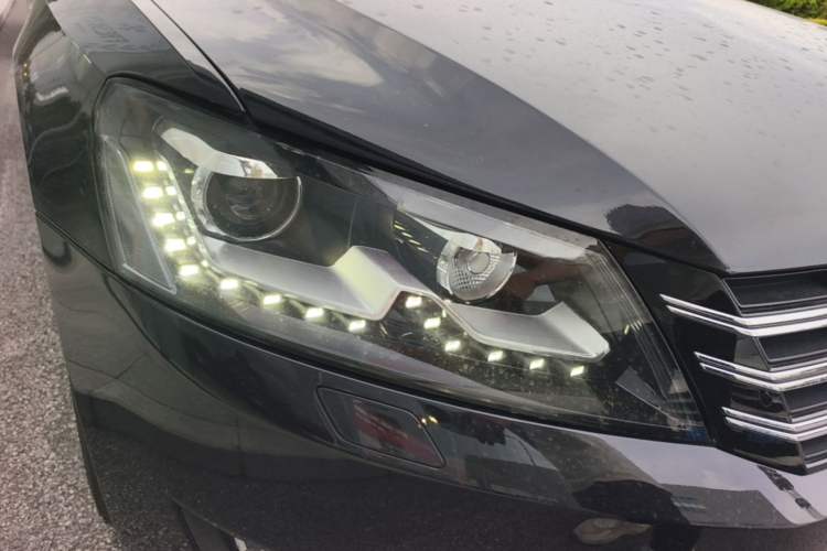 Used Volkswagen Passat 2014 1.8TSI DSG 30th Anniversary Edition Right Front Headlight