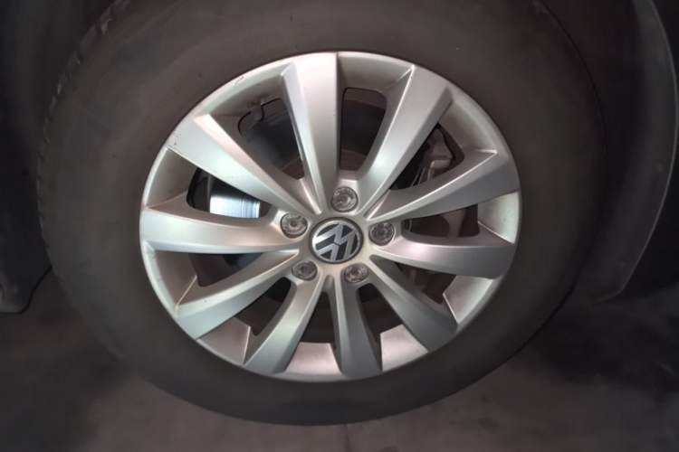 Used Volkswagen Passat 2014 1.8TSI DSG Prestige Edition Right Front Wheel Hub