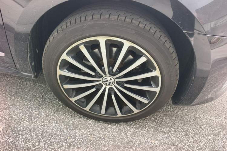 Used Volkswagen Passat 2014 1.8TSI DSG 30th Anniversary Edition Right Front Wheel Hub