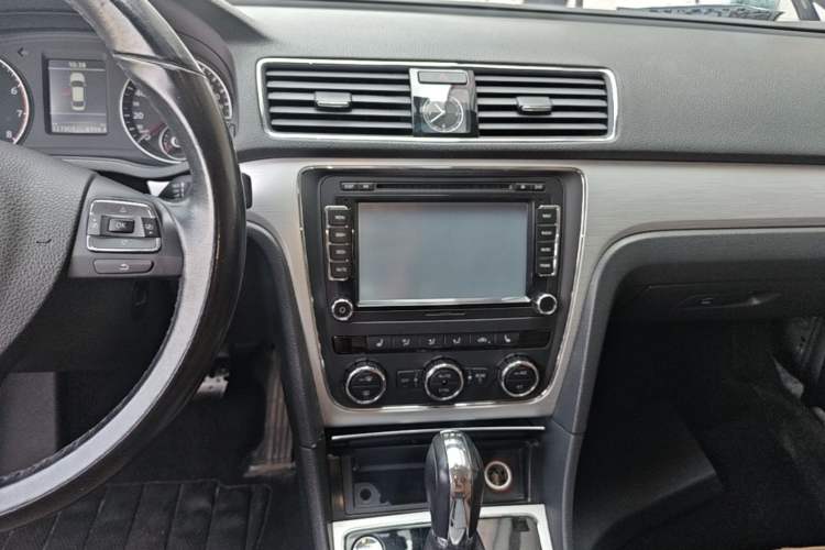 Used Volkswagen Passat 2014 1.8TSI DSG Prestige Edition Audio And AC Panel