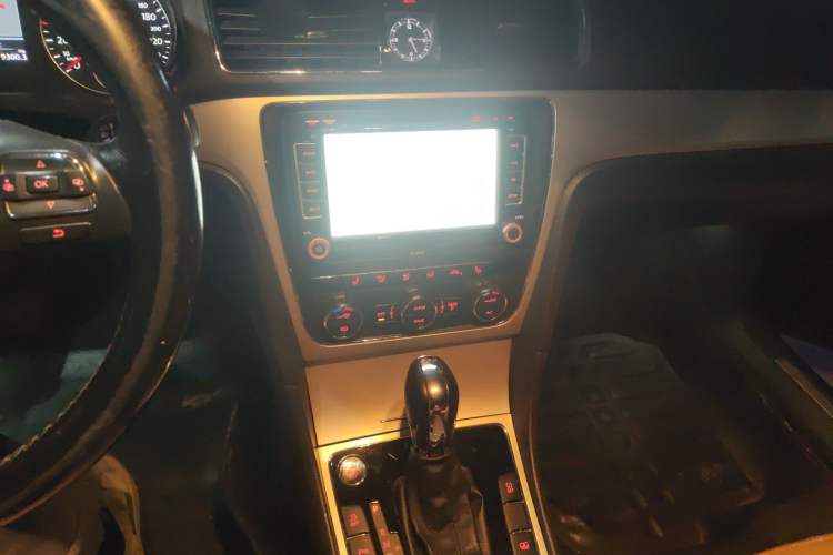 Used Volkswagen Passat 2014 1.8TSI DSG Prestige Edition Audio And AC Panel