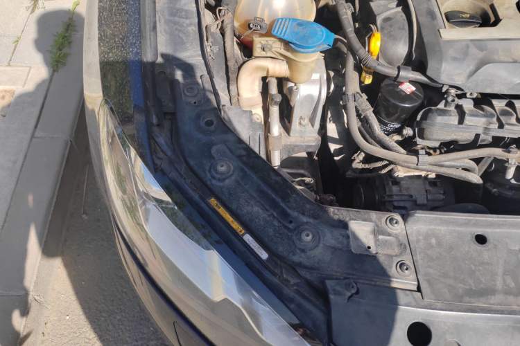 Used Volkswagen Passat 2014 1.8TSI DSG Prestige Navigation Edition Engine Bay Right