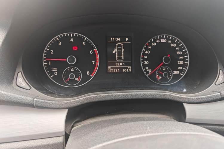 Used Volkswagen Passat 2014 1.8TSI DSG Prestige Edition Odometer Close Up