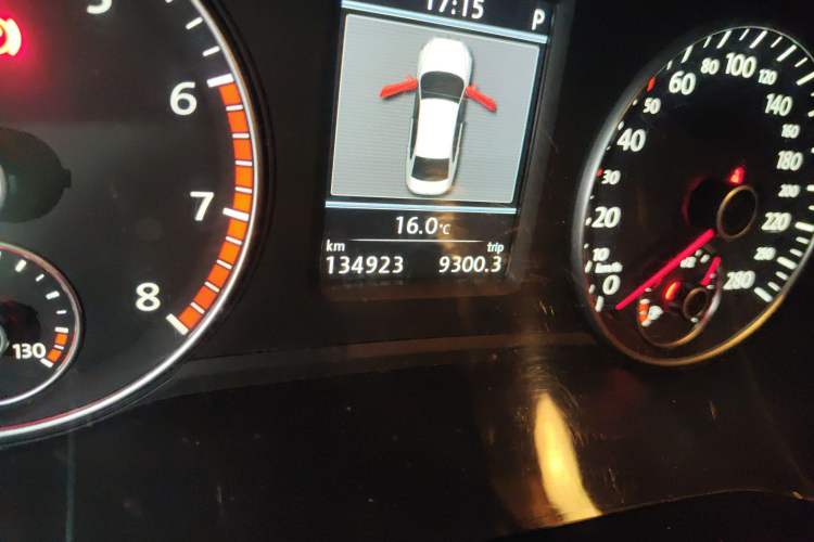 Used Volkswagen Passat 2014 1.8TSI DSG Prestige Edition Odometer Close Up
