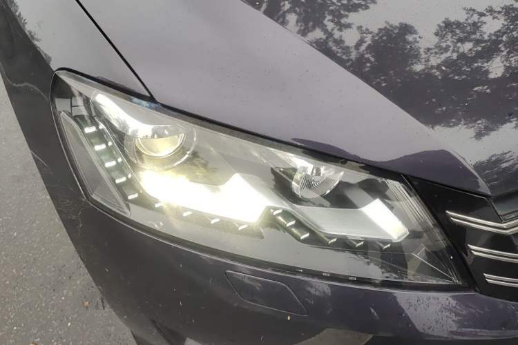 Used Volkswagen Passat 2014 1.8TSI DSG Prestige Edition Right Front Headlight