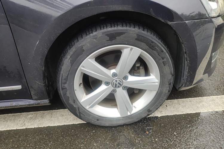 Used Volkswagen Passat 2014 1.8TSI DSG Prestige Edition Right Front Wheel Hub