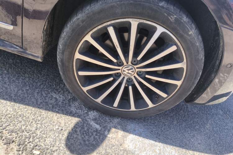 Used Volkswagen Passat 2014 1.8TSI DSG Prestige Navigation Edition Right Front Wheel Hub