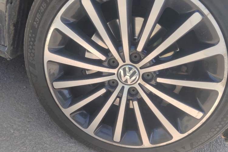 Used Volkswagen Passat 2014 1.8TSI DSG Prestige Navigation Edition Right Front Wheel Hub